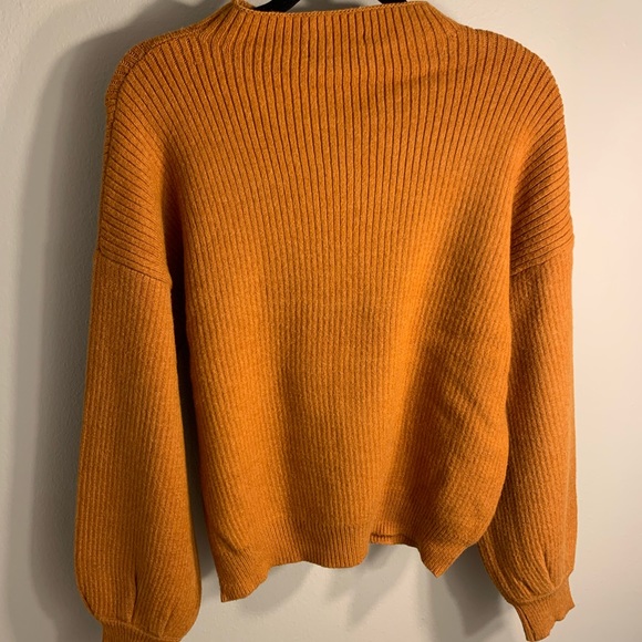 Super cozy sweater perfect for the fall weather ! - Picture 2 of 2